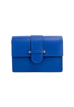 Niebieska skórzana torebka na ramię z klapką, z przeszytymi brzegami i okrąłym przyciskiem akcentującym. Gładka tekstura, kompaktowy prostokątny kształt.