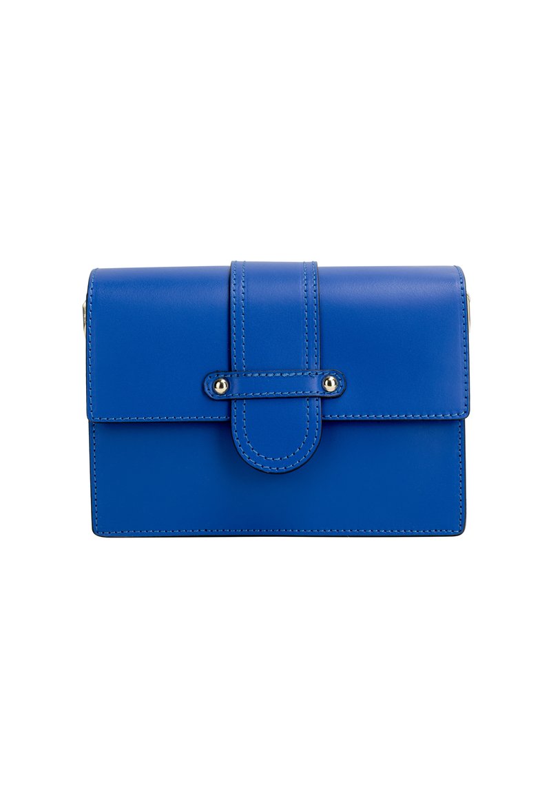 Modrá kožená kabelka s klopou, s prošívanými okraji a kulatým akcentem na knoflíku. Hladký povrch, kompaktní obdélníkový tvar.