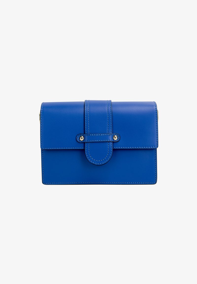 Blaues Lederhandtasche mit Klappenverschluss, versehen mit genähten Kanten und einem runden Akzentknopf. Glatte Textur, kompakte rechteckige Form.