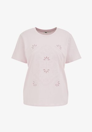 Svetlo roza majica s kratkimi rokavi, okroglim izrezom in subtilnim vezenim vzorcem z izrezljanimi cvetličnimi motivi na sredini sprednjega dela in v kotih.