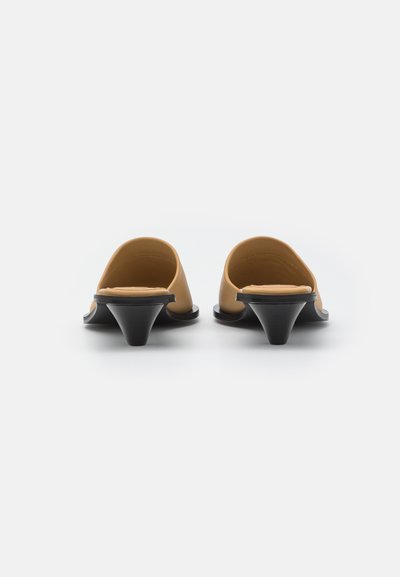 Filippa K NALMA MID HEEL - Mules de salto - dune beige