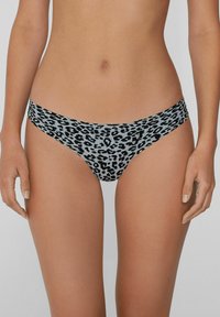 Dwuczęściowe bikini z nadrukiem panterki w szaro-czarnym kolorze. Miękka tkanina z gładkim pasem w talii. Charakteryzuje się niskim stanem i minimalnym zasięgiem.