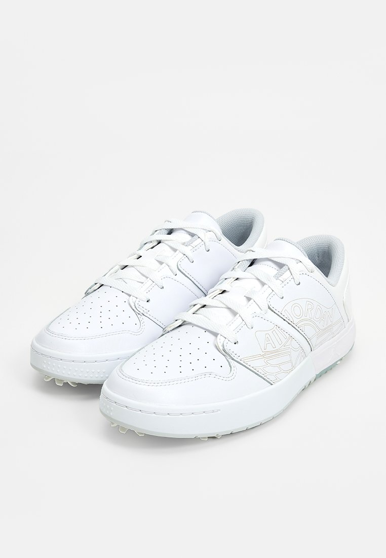 Sneakers bianchi in pelle con fori sulla parte anteriore, cuciture tonali e logo impresso di lato. Suola in gomma con grip.