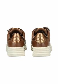 Zapatillas marrones con un upper de cuero y gamuza, acentos metálicos y una suela blanca texturizada. Vista trasera que muestra detalles de costura.