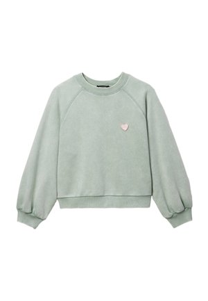 Sweat-shirt vert clair à col rond avec des manches longues bouffantes et un petit emblème en forme de cœur rose sur le côté gauche de la poitrine.