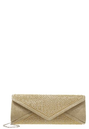 Kopertówka w złotym odcieniu z błyszczącymi zdobieniami z koralików i delikatnym srebrnym łańcuszkiem, na prostym białym tle.