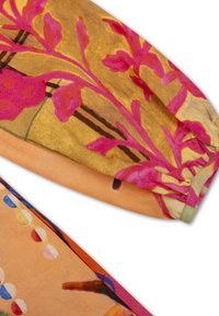 Multikleurige sjaal met bloemenpatronen in roze- en oranjetinten, gemaakt van een zachte, lichte stof en met een gathering-design aan de randen.