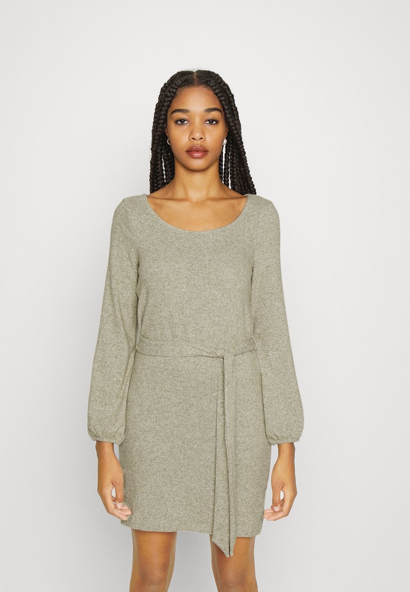 NA-KD PAMELA REIF x NA-KD - DROPPED SHOULDER MINI DRESS - Vestido de malha - dark olive