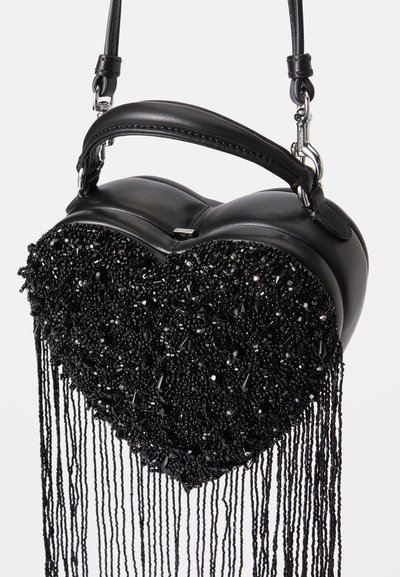 Μαύρη τσάντα χρώματος καρδιάς με χάντρες και φούντες. Διαθέτει λεία δερμάτινη επιφάνεια και επάνω χερούλι, με γυαλιστερές λεπτομέρειες.