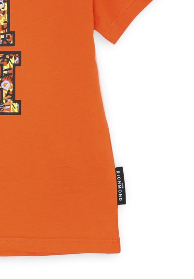 T-shirt arancione a maniche corte con stampa grafica multicolore. Materiale in cotone misto con accenti neri a contrasto e etichetta.