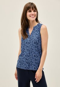 Ärmlös topp i mörkblått med ett ljusblått bladmönster, med V-halsdesign och mjukt, texturerat tyg för komfort.