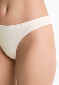 Beige bikini ondergoed met een gladde afwerking en een brede elastische tailleband. Voorzien van een klein reliëflogo op de tailleband.