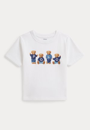 Biały t-shirt z krótkim rękawem z czterema misiami w niebieskich sweterkach, z których każdy ma na piersi literę tworzącą słowo "POLO".