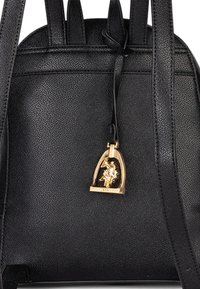 Zaino in pelle nera con superficie texture, design elegante e dettagli in oro. Spallacci regolabili e finitura liscia su tutta la superficie.
