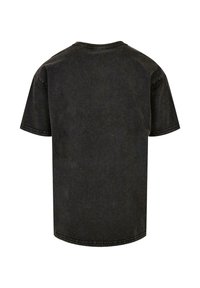 Camiseta negra de cuello redondo, de manga corta, mostrada desde la parte de atrás, con costuras visibles.
