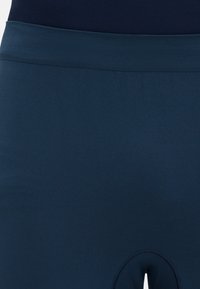 Dunkelblaue Radfahrshorts mit einem strukturierten Bund und verstärkten Nähten. Verfügt über einen runden Ausschnitt für zusätzlichen Komfort.