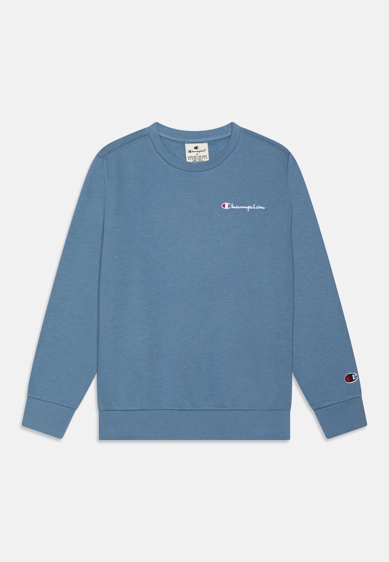 Sweat-shirt bleu à manches longues de la marque Champion avec col rond, petit logo sur la poitrine gauche et patch logo sur le poignet de la manche gauche.