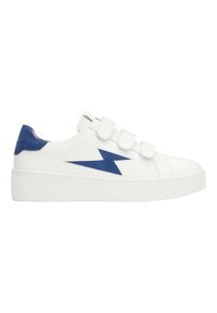 Sneaker bianco con accenti in suede blu e un design a saetta. Presenta strappi in velcro e una suola in gomma bianca testurizzata.