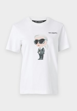 Camiseta blanca de algodón con una ilustración gráfica de un personaje con gafas de sol negras y un traje. La etiqueta dice "KARL LAGERFELD."