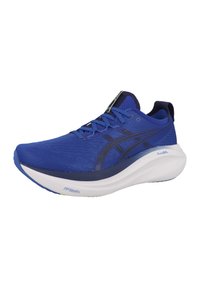 Baskets de course bleues avec une tige en maille, des accents noirs et une épaisse semelle blanche avec des détails texturés. Elles sont dotées de lacets et d'un col rembourré.