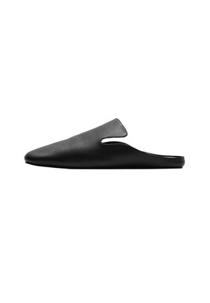 Pantofole in pelle nera con punta affusolata, design minimalista e un taglio laterale per una facile vestibilità. Texture liscia, suola piatta.