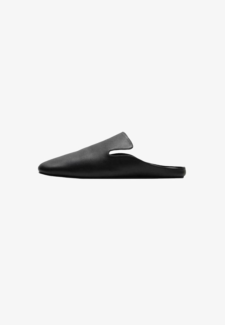 Sort læder slip-on hjemmesko med spids tå, minimalistisk design og en sideskæring for nem påføring. Glat tekstur, flad sål.