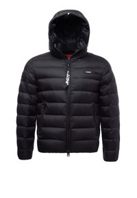 Zwarte pufferjas met een rits aan de voorkant en een capuchon. Voorzien van een horizontaal doorgestikt patroon, twee zijzakken en een logo op de borst.