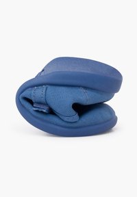 Zapato plegable azul con suela de goma, parte superior de tela texturizada y un diseño suave y flexible para mayor comodidad y fácil almacenamiento.