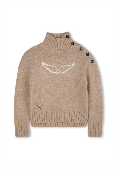 Pull en maille beige à col roulé avec un design d'aile blanche sur la poitrine et cinq boutons noirs le long de la couture de l'épaule gauche.