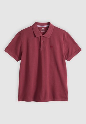 Bordowa koszulka polo z krótkim rękawem, kołnierzykiem, plisą na dwa guziki oraz małym haftowanym logo na lewej piersi.