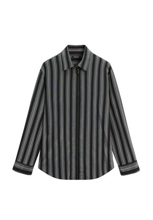 Chemise noire à manches longues boutonnée avec des rayures verticales blanches et grises et un col pointu sur fond blanc.