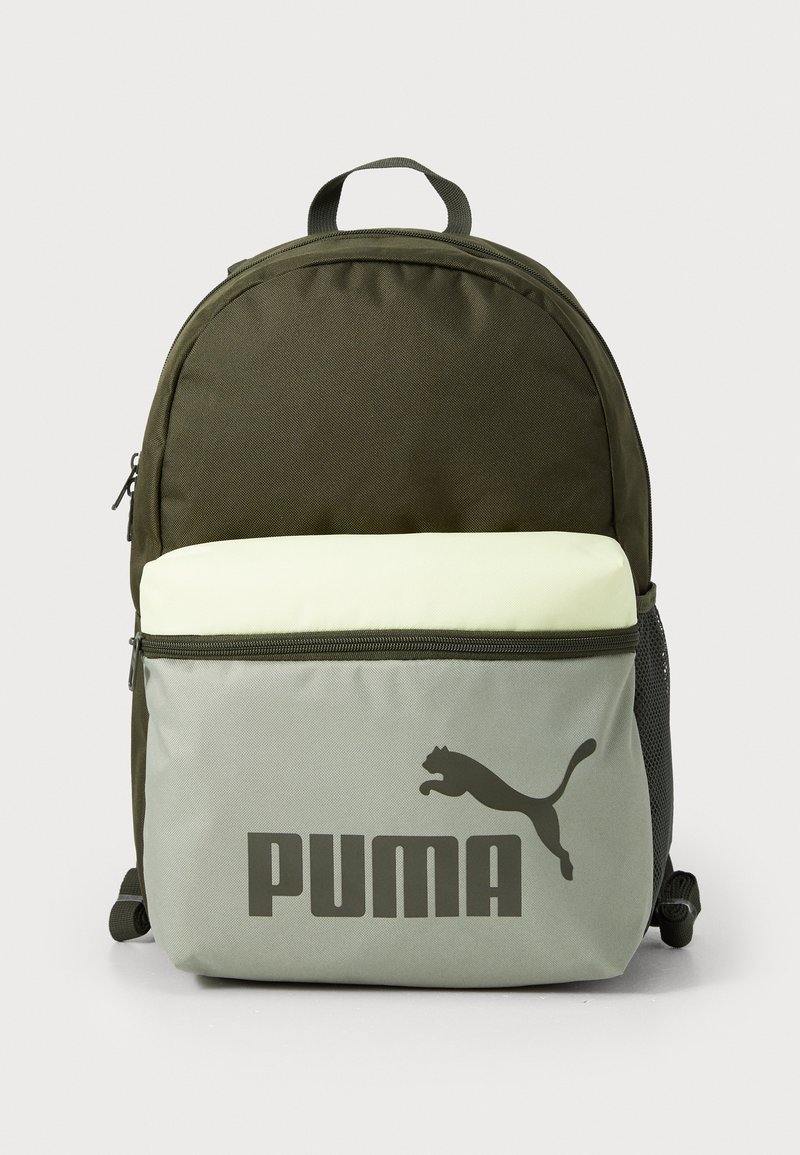 Sac à dos vert olive avec une poche avant vert clair, arborant un grand logo PUMA gris. Tissu lisse, compartiments zippés et poche latérale en mesh.