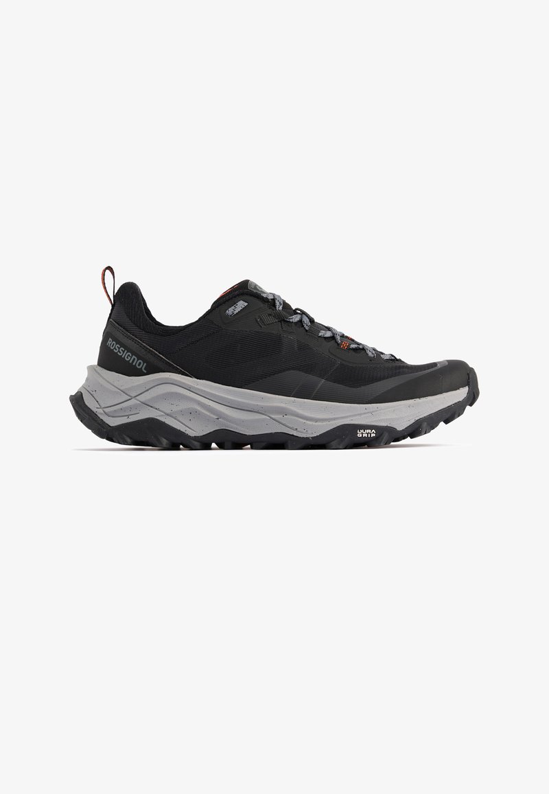 Zwarte en grijze trailschoen voor heren met dikke zool, gestructureerde grip, vetersluiting en een lus aan de hiel.