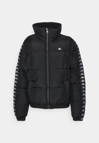 Giacca puffer nera con colletto alto, chiusura con zip e polsini elasticizzati; presenta il logo Kappa e accenti a motivo lungo le maniche.