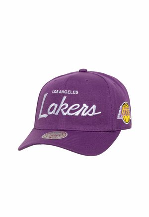 Lila Baseballkappe mit weißem "Los Angeles Lakers"-Schriftzug und einem gelben Basketball-Logo seitlich bestickt.