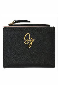 Svart plånbok med texturerad yta, guldfärgad dragkedja och en signaturlogotyp präglad i guld på framsidan. Rektangulär form.