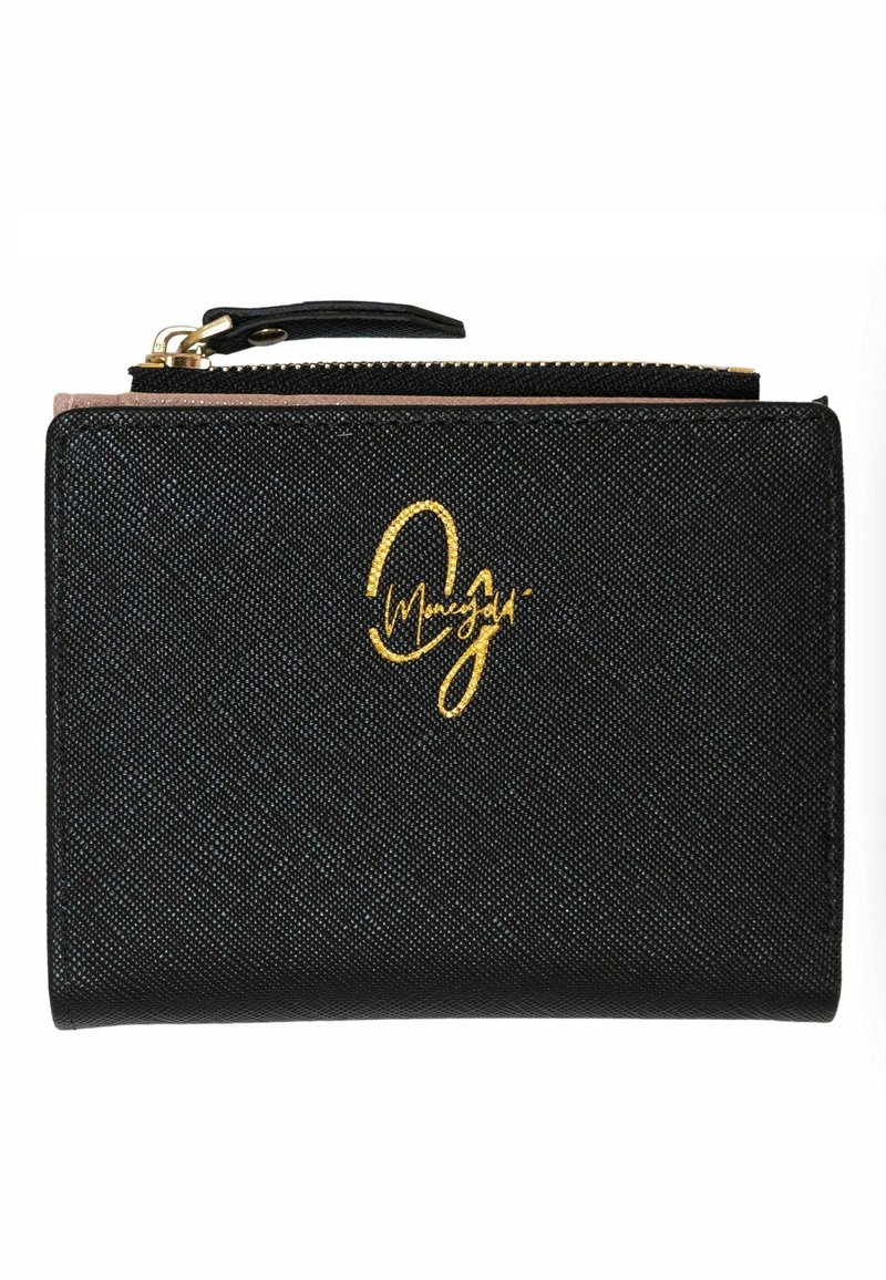 Svart plånbok med texturerad yta, guldfärgad dragkedja och en signaturlogotyp präglad i guld på framsidan. Rektangulär form.