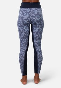 Marineblauwe legging met patroon heeft een geometrisch ontwerp met lichtblauwe accenten, een hoge tailleband en een gladde textuur.