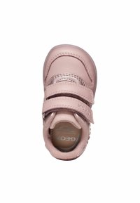 Scarpa in pelle rosa con due strappi in velcro, punta arrotondata e fodera in mesh traspirante. Presenta cuciture sottili e una suola in gomma TEXTURIZZATA.