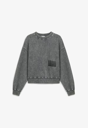 Grauer cropped Sweatshirt, aus strukturiertem Stoff, mit rundem Ausschnitt, überschnittenen Schultern und schwarzem Drucktext auf der Brust.