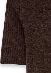 Tumši brūns īsām piedurknēm adīts džemperis ar ribotu tekstūru un viegli brīvu piegriezumu, izceļot mīkstu austu audumu.
