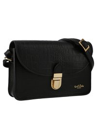 Schwarze Leder-Umhängetasche mit Krokodilprägung, abgerundeter Klappe, goldenen Beschlägen und verstellbarem Schulterriemen. Verfügt über einen goldenen Klemmverschluss.