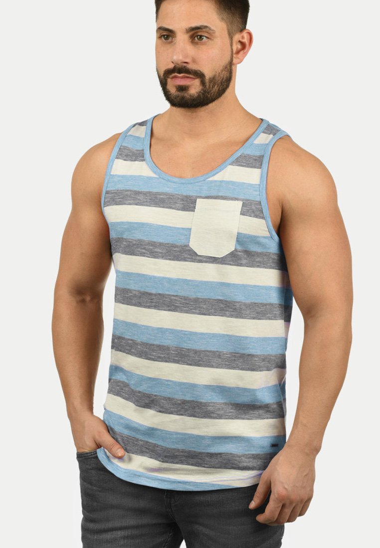 Gestreepte tanktop in blauw, grijs en crèmekleur, met een zak op de linkerborst. Gemaakt van lichtgewicht stof, met een ronde hals en mouwloos ontwerp.