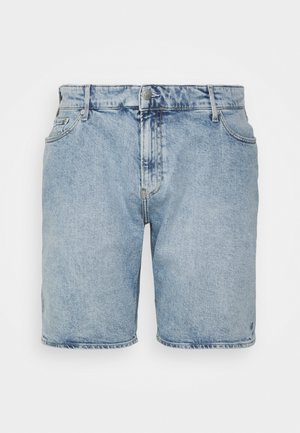 Hellblaue Jeansshorts mit geradem Schnitt, fünf Taschen und einem Knopfverschluss vorne. Merkmale sind ein ausgewaschenes Finish und fransige Saumkanten.