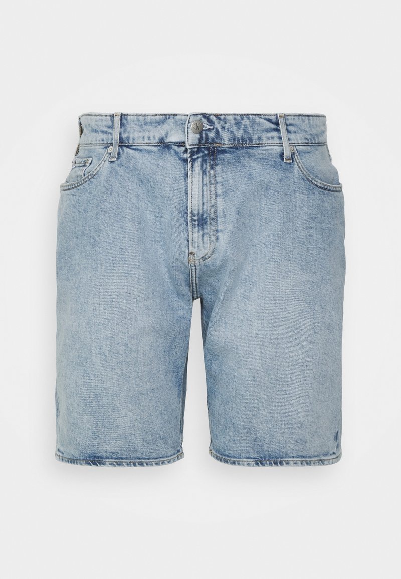 Jasnoniebieskie szorty dżinsowe o prostym kroju, pięć kieszeni oraz zapięcie na guzik z przodu. Posiadają wyblakły kolor i postrzępione krawędzie.