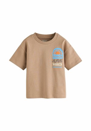 Beige T-shirt met korte mouwen en ronde hals, met tekst "Beach Vibes", zon, golven en blauwe accenten op de borst.