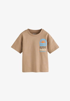 Beige T-Shirt mit kurzen Ärmeln und rundem Ausschnitt, mit dem Schriftzug "Beach Vibes", Sonne, Wellen und blauem Akzentgrafik auf der Brust.