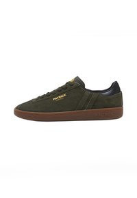 Sneaker in suede verde con suola in gomma marrone, logo dorato sul lato, design con lacci e dettagli in pelle sul tallone.
