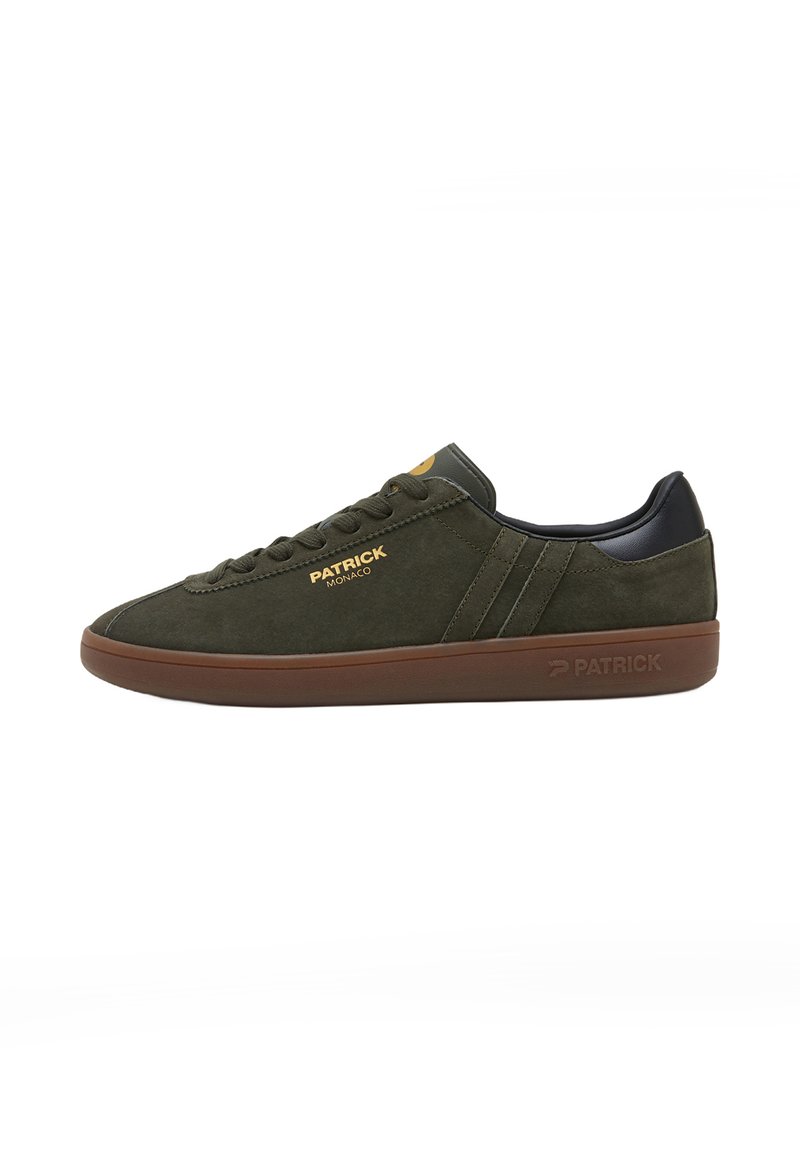Sneaker in suede verde con suola in gomma marrone, logo dorato sul lato, design con lacci e dettagli in pelle sul tallone.