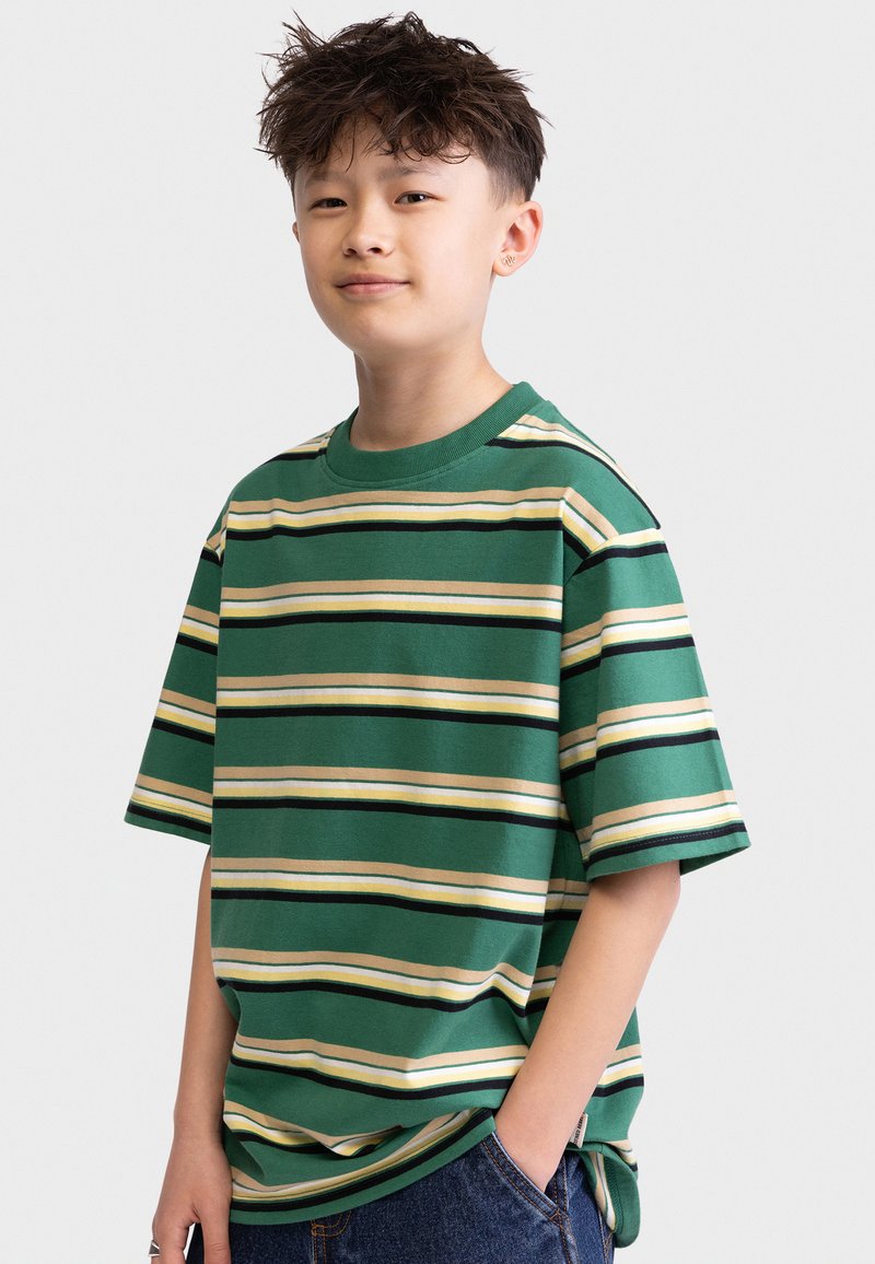 Green striped t-shirt made of cotton. Features horizontal stripes in yellow and black. Short sleeves, round neckline, relaxed fit.